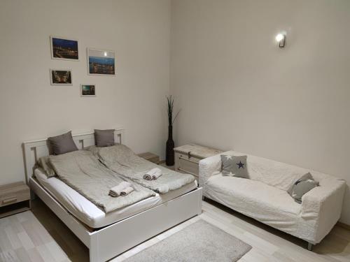 ブダペストにあるスマートアパートメント 2のベッドルーム1室(ベッド2台、ソファ付)