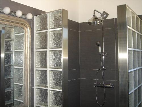 La salle de bains est pourvue d'une douche avec des baies vitrées. dans l'établissement Les Caselles de Marie, à Aumelas