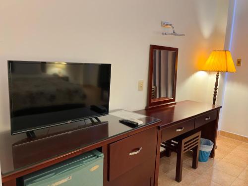 TV a/nebo společenská místnost v ubytování Phung Long Hotel
