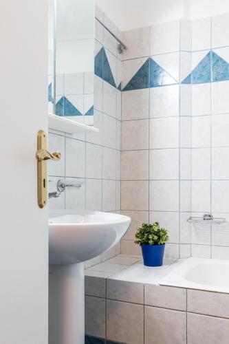 Glyfada 2 bedrooms 4 persons apartment by MPS