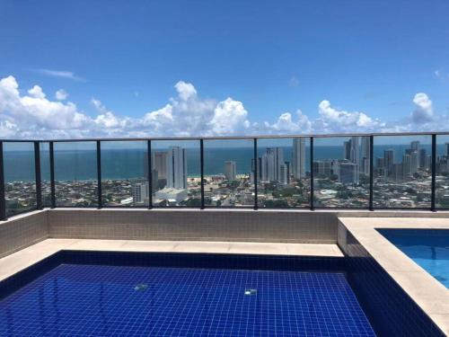 una piscina con vistas a la ciudad en Beach Class Excelsior en Recife