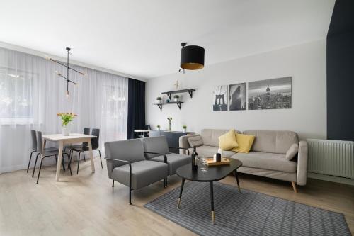 sala de estar con sofá y mesa en EASY RENT Apartments - GUSTO, en Lublin