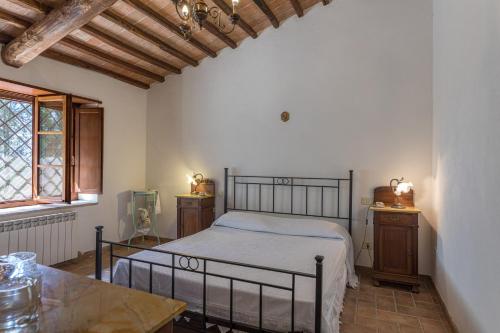 1 dormitorio con 1 cama y 1 mesa en Casina del Bosco, en Santo