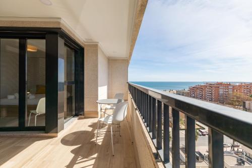 einen Balkon mit Meerblick in der Unterkunft ApartUP Patacona Sunrise Duplex in Valencia