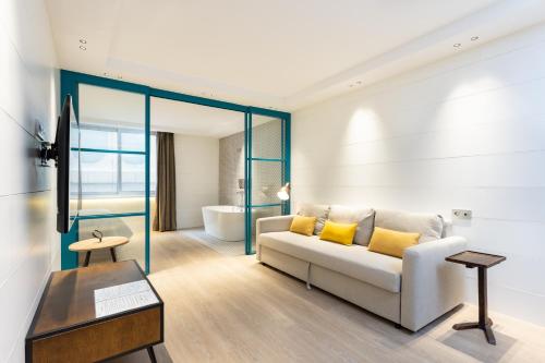 A seating area at Home2Book Elegant Apartment Santa Cruz Center
