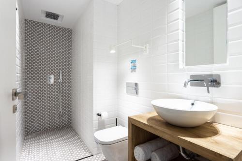 A bathroom at Home2Book Elegant Apartment Santa Cruz Center
