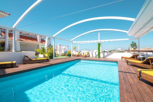 una piscina en una villa con vistas en Loule Jardim Hotel, en Loulé