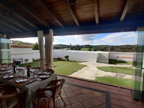una sala da pranzo con un tavolo e una grande finestra di Vivienda rural La Monería a Las Delgadas