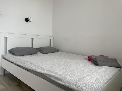 - un lit avec 2 oreillers dans l'établissement 3K Popiełuszki 27, à Lublin