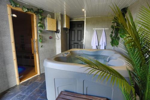 Meadow View Cottage & Mini Spa – Photos 2
