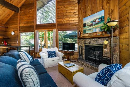 a living room with couches and a fireplace at Rustic Modern Cabina De Alba in Groveland