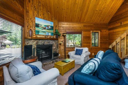 a living room with couches and a fireplace at Rustic Modern Cabina De Alba in Groveland