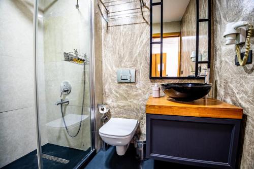 e bagno con lavandino, servizi igienici e doccia. di Xenia Hotel Taksim a Istanbul