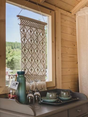 una encimera de cocina con ventana en una cabaña en Roulotte - Camping l'Eau Vive, en Martelange