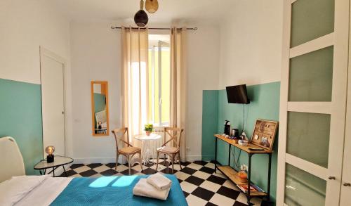 una camera con letto, tavolo e sedie di Onda su Onda a La Spezia