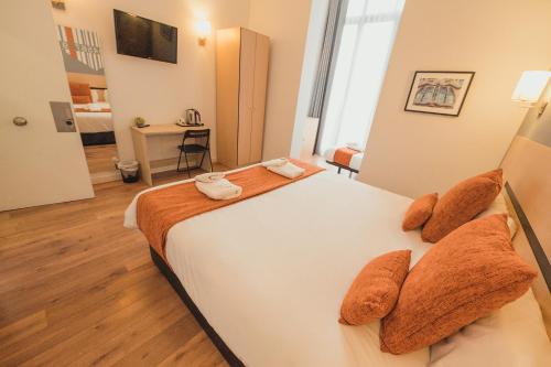 Un pat sau paturi într-o cameră la Hostal Live Natura Barcelona