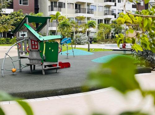 einen Spielplatz in einem Park mit Spielplatz in der Unterkunft * * * E Best Value Room for up to 3 in Iloilo City