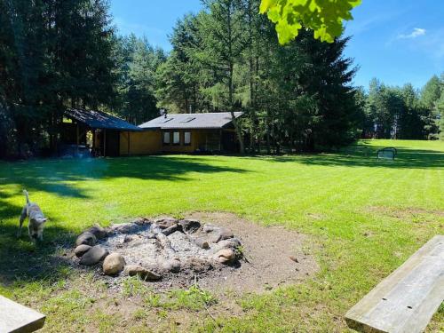 a fire pit in the middle of a yard at Siedlisko Dziki Gil na Mazurach z prywatną plażą i SPA! in Ruś