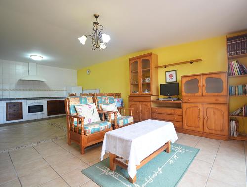 uma cozinha com mesa e cadeiras num quarto em Casa con vistas al mar en Playa de Foxos em Sanxenxo