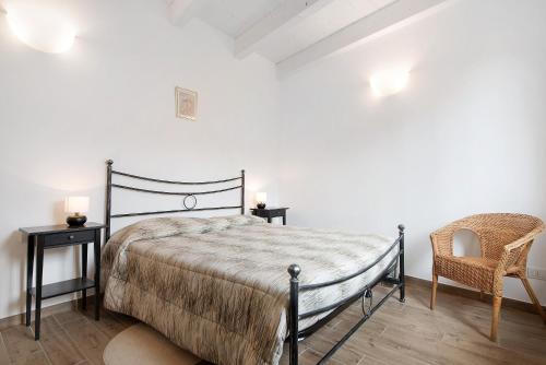 - une chambre avec un lit et une chaise dans l'établissement Casa mare montaretto 1, à Bonassola