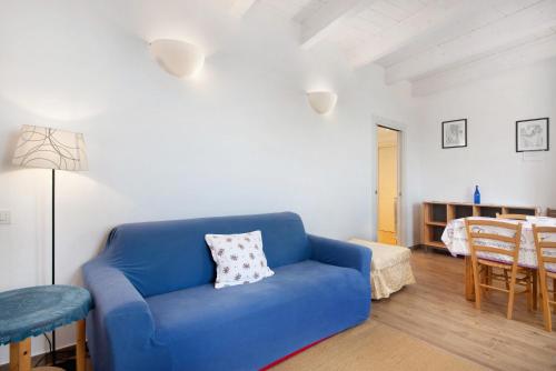 a blue couch in a living room with a table at Casa mare montaretto 1 in Bonassola