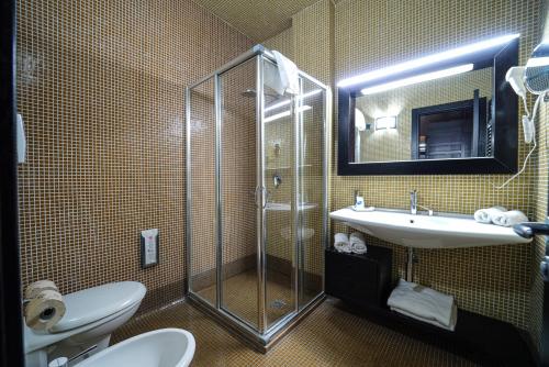 uma casa de banho com um chuveiro, um WC e um lavatório. em Amareclub Baia Dei Turchi Resort - Adults Only em Otranto