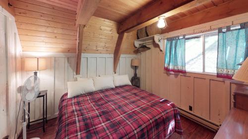 a bedroom with a bed in a cabin at Elk Run A-frame House With Hot Tub And High Speed Wifi in Red River