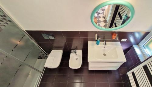 ラ・スペツィアにあるOnda su Ondaのバスルーム(洗面台、鏡付)