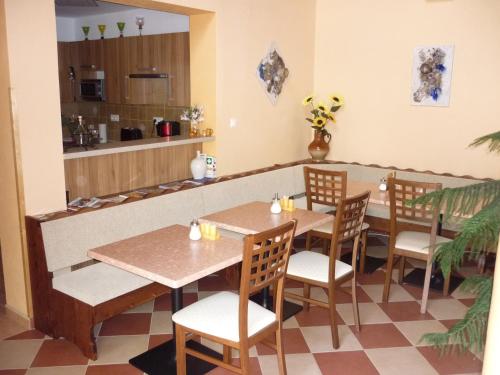 een restaurant met tafels en stoelen en een bar bij Penzion Romance in Břeclav