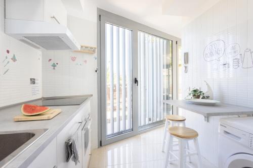 cocina blanca con fregadero y encimera en Home2Book Cozy & Relax House in Güímar, Terraces en Güimar