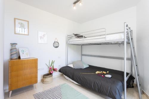 1 dormitorio con litera y escalera en Home2Book Cozy & Relax House in Güímar, Terraces en Güimar