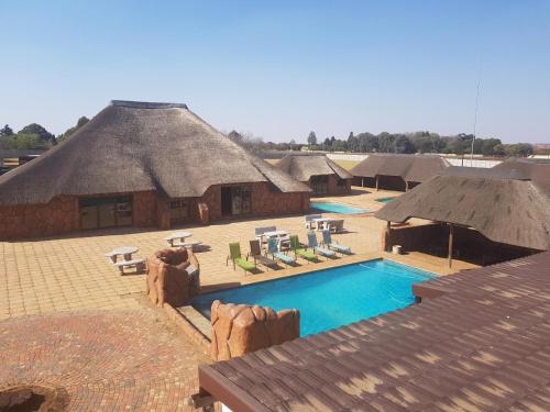 una vista aérea de un complejo con piscina en Bokamoso Lodge and Conference Centre, 