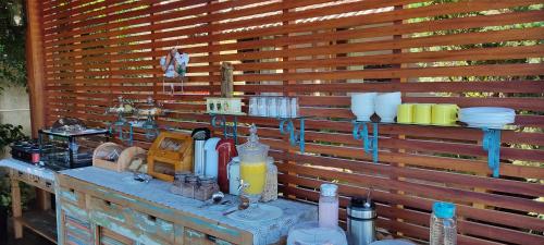 Una pared de madera con una mesa con platos encima. en Chalés Lanelli, en Monte Verde