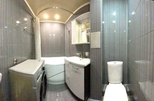 une petite salle de bain avec un lavabo et des toilettes dans l'établissement Вокзал ТД Пирамида 2-х комнатная квартира, à Petropavlovsk-Kamtchatski