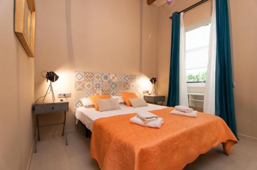 Ein Bett oder Betten in einem Zimmer der Unterkunft Weflating Suites Sant Antoni Market