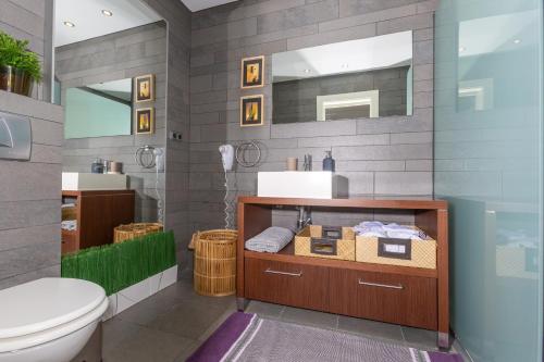 La salle de bains est pourvue de toilettes et d'un lavabo. dans l'établissement LXR Benalmadena 4 Hab. Paradise Villa, à Benalmádena