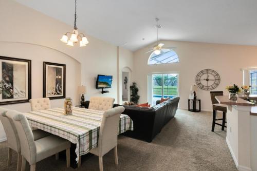 Beautiful 4 Bedroom 3 Bathroom pool & spa Villa villa photo 3