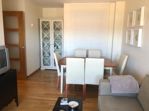 een woonkamer met een tafel en een bank bij Fantástico apartamento con garaje en Valdoviño. in Valdoviño