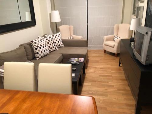 - un salon avec un canapé et une télévision dans l'établissement Fantástico apartamento con garaje en Valdoviño., à Valdoviño