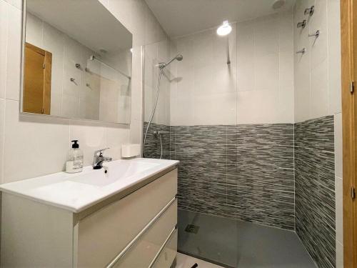 La salle de bains est pourvue d'un lavabo et d'une douche. dans l'établissement Appealing holiday home in Roldan with garden, à Roldán