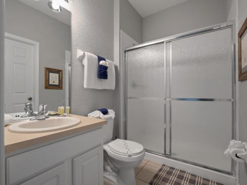 La salle de bains est pourvue d'une douche, de toilettes et d'un lavabo. dans l'établissement Mickey's Splash Pad, 2 Miles To Disney, à Orlando