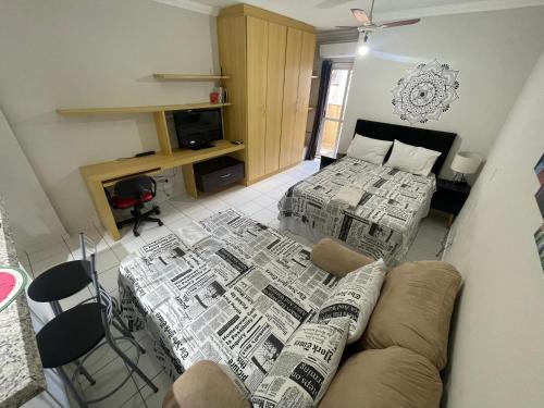 un soggiorno con letto e divano di The Belluno apartamento completo e aconchegante a Ribeirão Preto