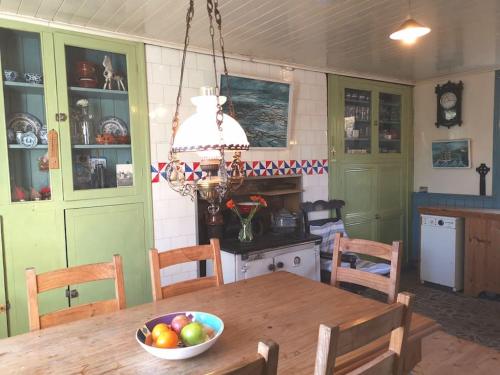 eine Küche mit einem Tisch und einer Obstschale darauf in der Unterkunft Traditional Countryside Farmhouse 