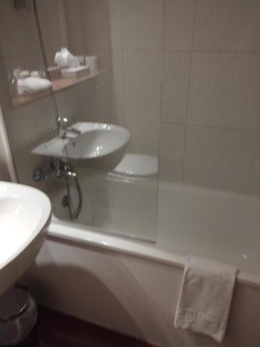 Un baño de Kyriad Montargis Amilly