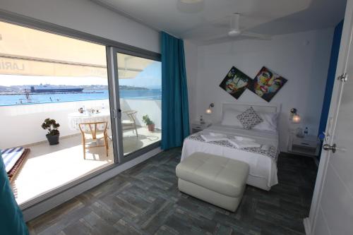 Una cama o camas en una habitación de Larimar Hotel Cesme