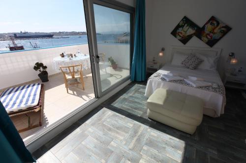 Una cama o camas en una habitación de Larimar Hotel Cesme