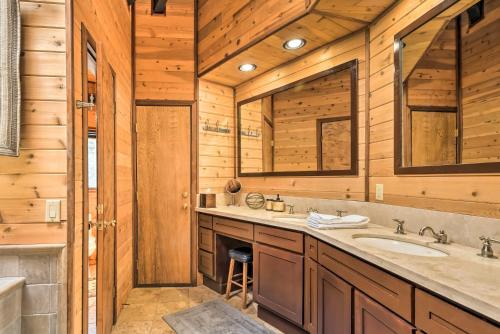 baño con lavabo y 2 espejos en Cozy Grand Woodland Cabin with Mountain Views, en Pine Mountain Club