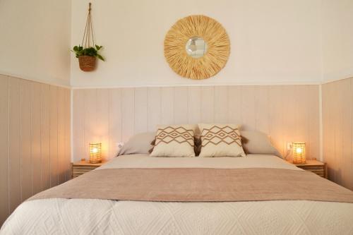 um quarto com uma cama com 2 candeeiros e um espelho em La Orquídea de Córdoba em Córdoba