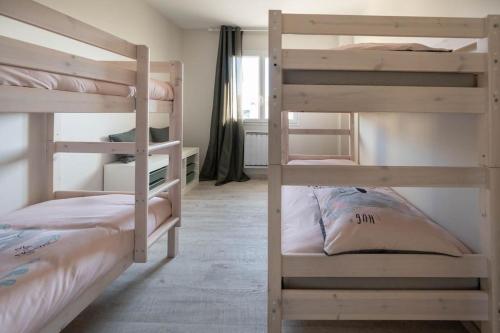 Cette chambre comprend deux lits superposés et un lit. dans l'établissement Maison Les portes de l'Océan avec jacuzzi 8/10P, à Sainte-Hélène
