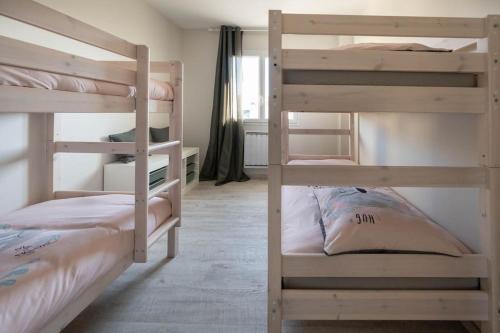 une chambre avec deux lits superposés et un lit dans l'établissement Maison Les portes de l'Océan avec jacuzzi 8/10P, à Sainte-Hélène
